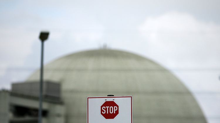 Vor dem Atomkraftwerk Biblis.