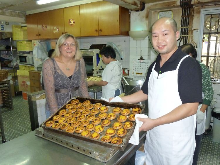 Eileen hat gut lachen: Ihr Bruder Andrew Stow hatte die Idee, in Macao Pasteis de Nata herzustellen. Inzwischen gehen pro Tag 3000 der köstliche Pasteten über die Theke.