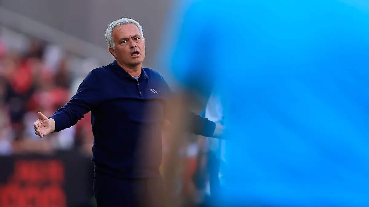 Head-Coach-Jose-Mourinho-of-SL-Benfica-during-the-Liga-Portugal-Betclic-match-between-Benfica-and-Moreirense-at-Estadio-da-Luz-on-April-25-2026-in-Lisbon-Portugal