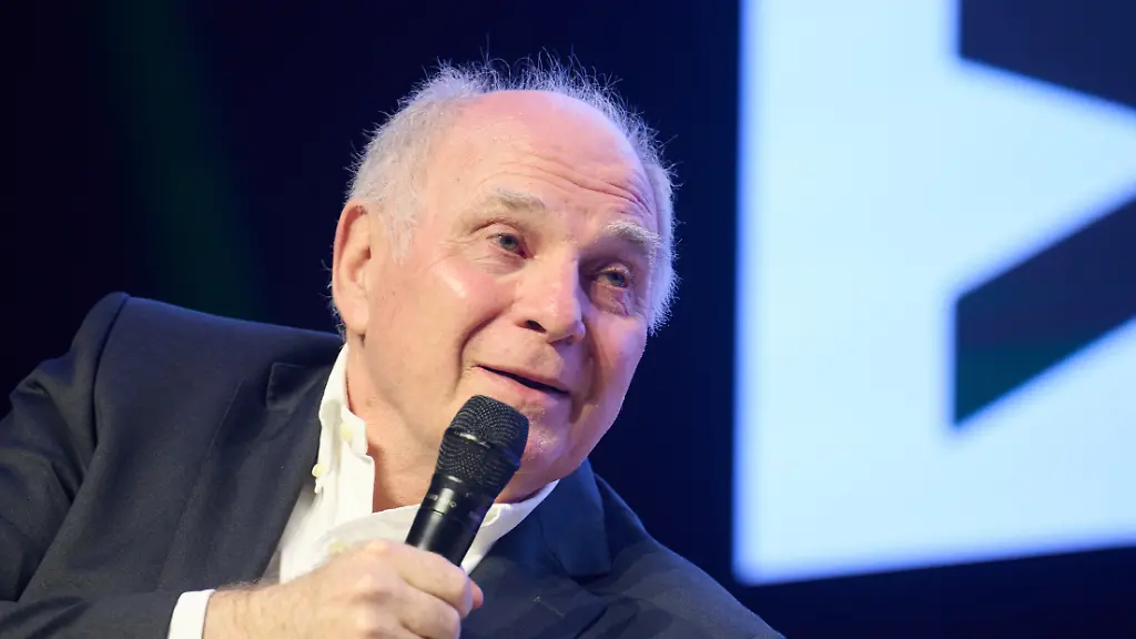 Uli-Hoeness-Ehrenpraesident-des-FC-Bayern-Muenchen-sitzt-beim-Daten-und-KI-Festival-auf-der-Buehne