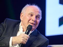Uli Hoeness Ehrenpraesident Des FC Bayern Muenchen Sitzt Beim Daten Und KI Festival Auf Der Buehne