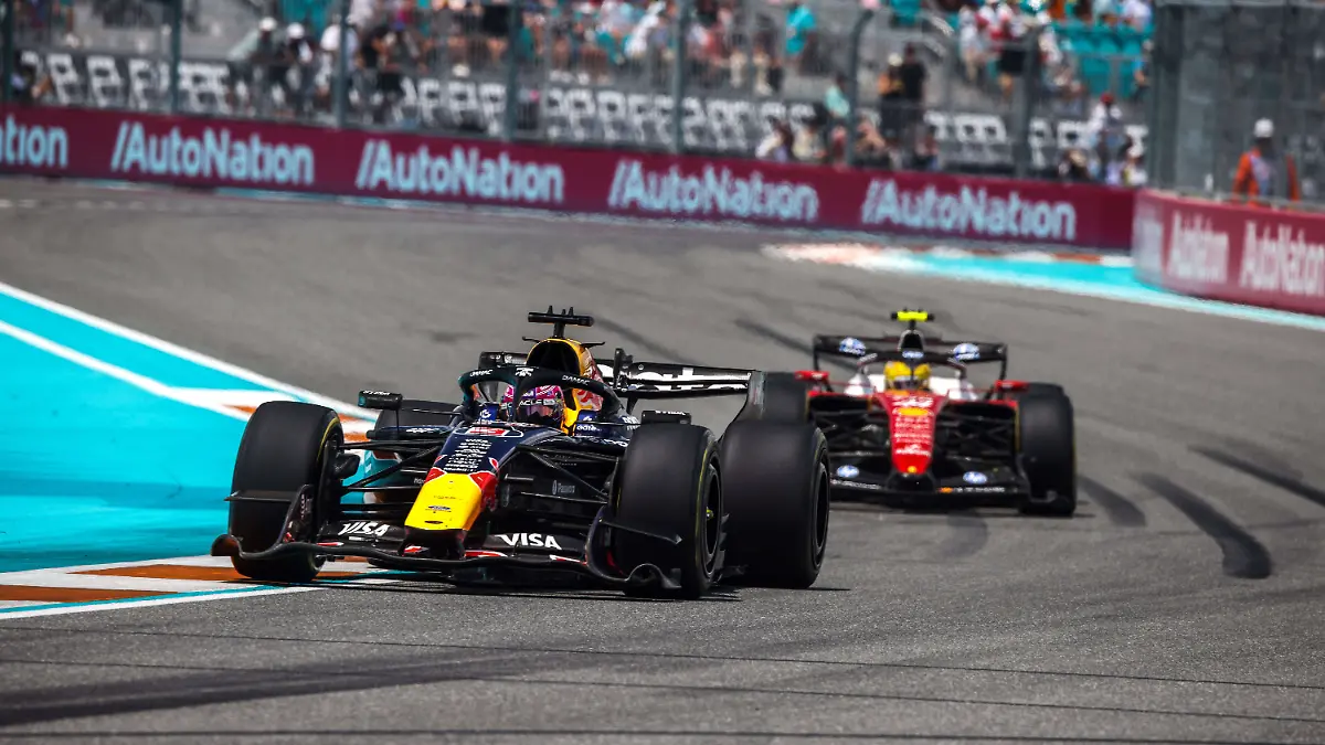 F1-MIAMI-GRAND-PRIX-2026-03-VERSTAPPEN-Max-nld-Red-Bull-Racing-Ford-RB22-44-HAMILTON-Lewis-gbr-Scuderia-Ferrari-SF-26-action-during-the-Formula-1-Miami-Grand-Prix-2026-4th-round-of-the-2026-Formula-One-World-Championship-WM-Weltmeisterschaft-from-May-1-to-3-2026-on-the-Miami-International-Autodrome-in-Miami-Gardens-USA-Miami-GardensUnited-States-PUBLICATIONxNOTxINxFRAxBEL-Copyright-xDPPIx
