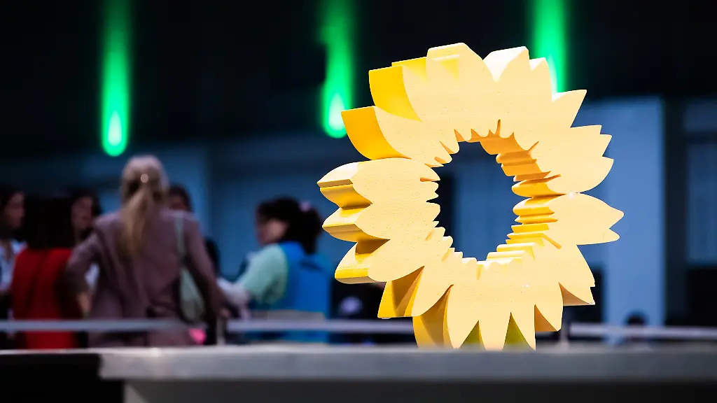 18-04-2026-Berlin-Eine-kuenstliche-Sonnenblume-steht-auf-dem-Landesparteitag-Berliner-Gruenen-Auf-der-Tagesordnung-steht-unter-anderem-die-Aufstellung-der-Landesliste-fuer-die-Wahl-zum-Berliner-Abgeordnetenhaus-am-20-September-2026