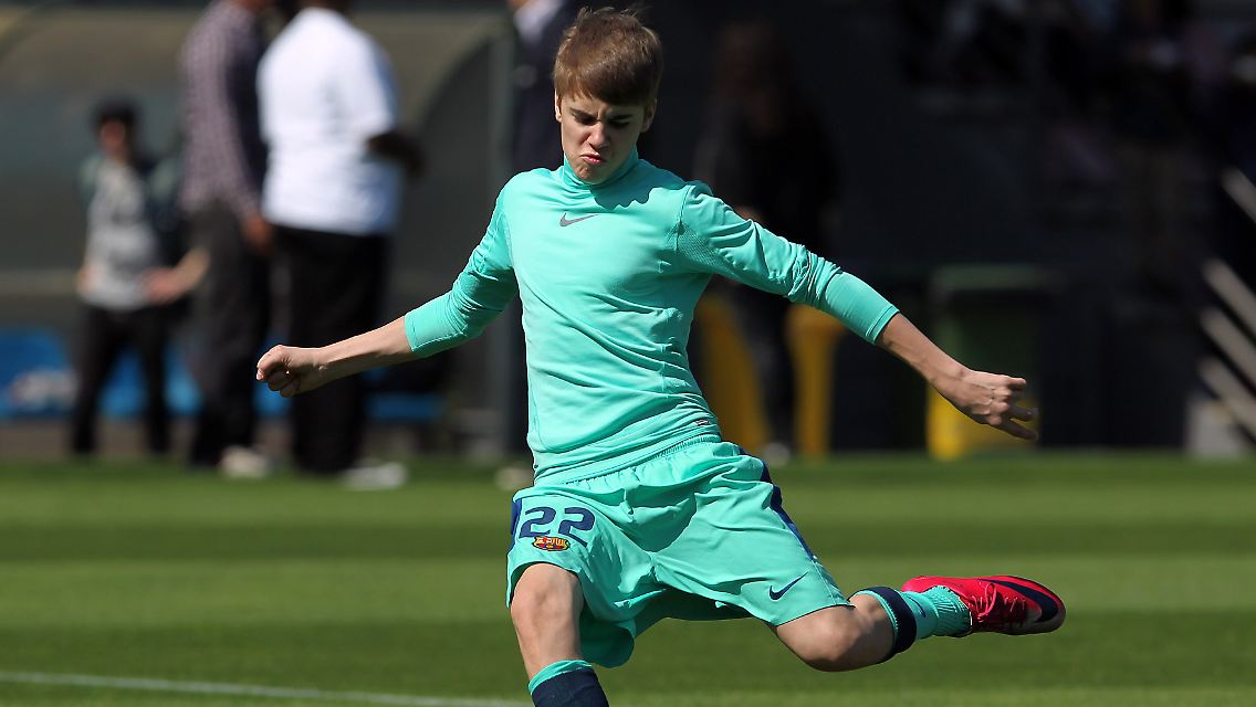 Durfte bei seinem Lieblingsclub FC Barcelona mittrainieren: Teenieschwarm Justin Bieber.