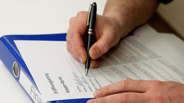 Mit der Unterschrift ist es nicht getan: Auch nach Vertragsschluss müssen sich Riester-Sparer informieren.