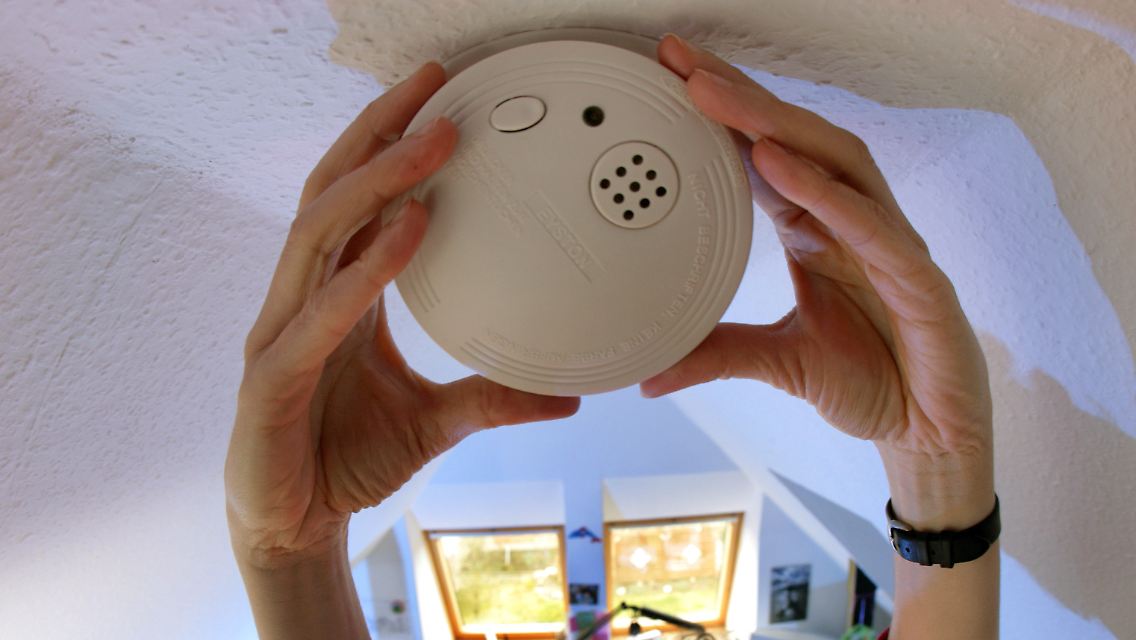 Einmal installiert, bieten Rauchmelder mit Langzeit-Batterien zehn Jahre Sicherheit.