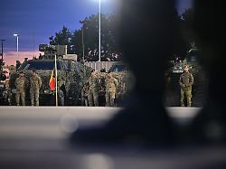 Soldaten Aus Verschiedenen Nato Laendern Stehen Nach Der Eroeffnung Der Permanent Logistics Support Area PLSA Einem Logistikzentrum Zur Unterstuetzung Der NATO EFP Battle Group Auf Dem Gelaende
