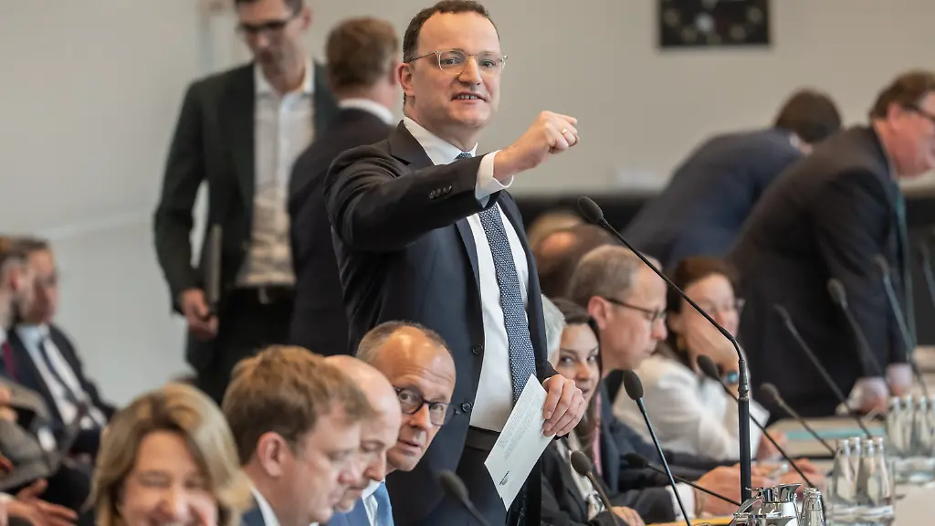 Jens-Spahn-CDU-CDU-CSU-Fraktionsvorsitzender-im-Bundestag-spricht-neben-Bundeskanzler-Friedrich-Merz-CDU-zu-Beginn-der-Sitzung-der-CDU-CSU-Fraktion-im-Bundestag