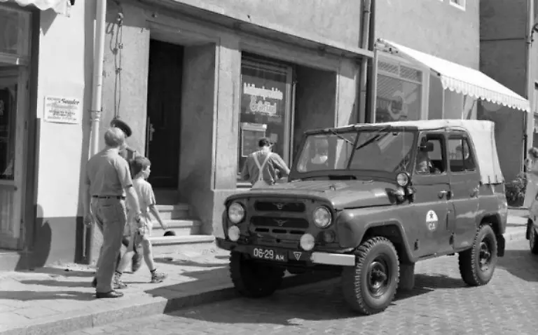 Bundesarchiv-B-145-Bild-F089039-0001-Naumburg-russisches-Militaerfahrzeug-610x403