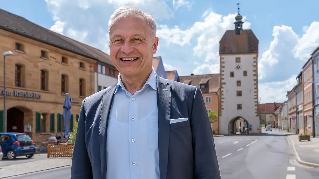 Deutschland-Vilseck-Oberpfalz-5-Mai-2026-Thorsten-Graedler-61-frisch-gewaehlter-neuer-Buergermeister-von-Vilseck-Partei-Einheitsblock-Freie-Waehlerschaft-heute-an-seinem-2-Tag-im-Amt-auf-dem-Marktplatz-in-Vilseck-vom-Standort-Vilseck-sollen-5