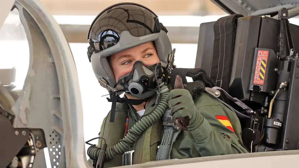The-Princess-of-Asturias-along-with-her-classmates-visited-the-Fighter-and-Attack-Aircraft-School-of-Wing-23-at-the-Talavera-la-Real-Air-Base-on-April-21-2026-in-Badajoz-Spain-Her-Royal-Highness-the-Princess-of-Asturias-had-the-opportunity-to-fly-in-an-F-5-jet-accompanied-by-an-instructor-from-Wing-23-to-observe-the-training-of-the-fifth-year-students-as-part-of-their-curriculum