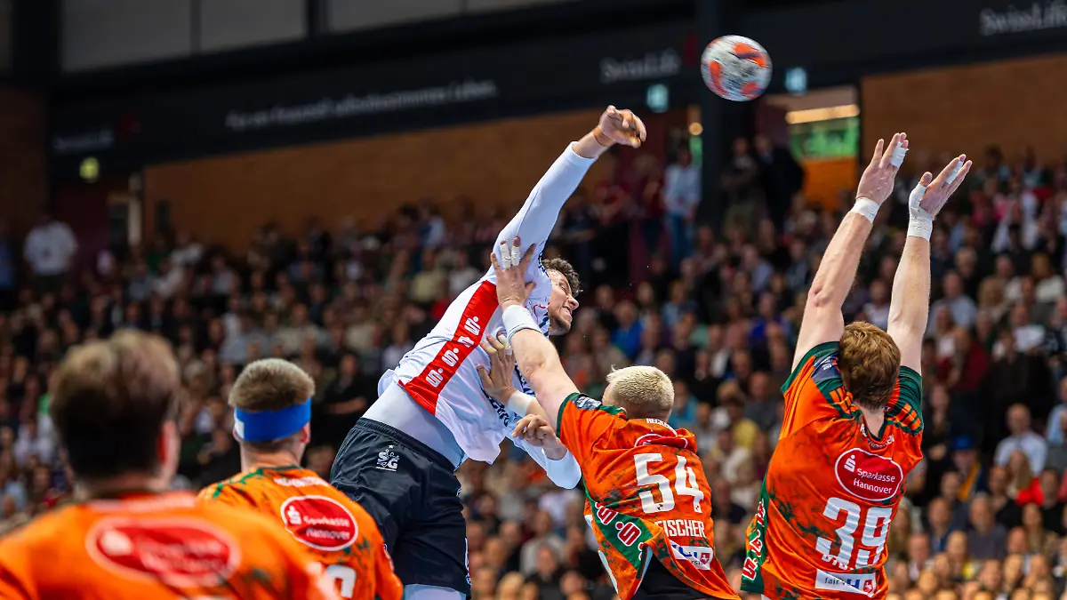 Marko-Grgic-SG-Flensburg-Handewitt-Nr-17-Justus-Fischer-TSV-Hannover-Burgdorf-Nr-54-L-R-TSV-Hannover-Burgdorf-orange-against-SG-Flensburg-Handewitt-blue-second-leg-of-the-quarter-finals-the-EHF-European-League-2025-2026-05-05