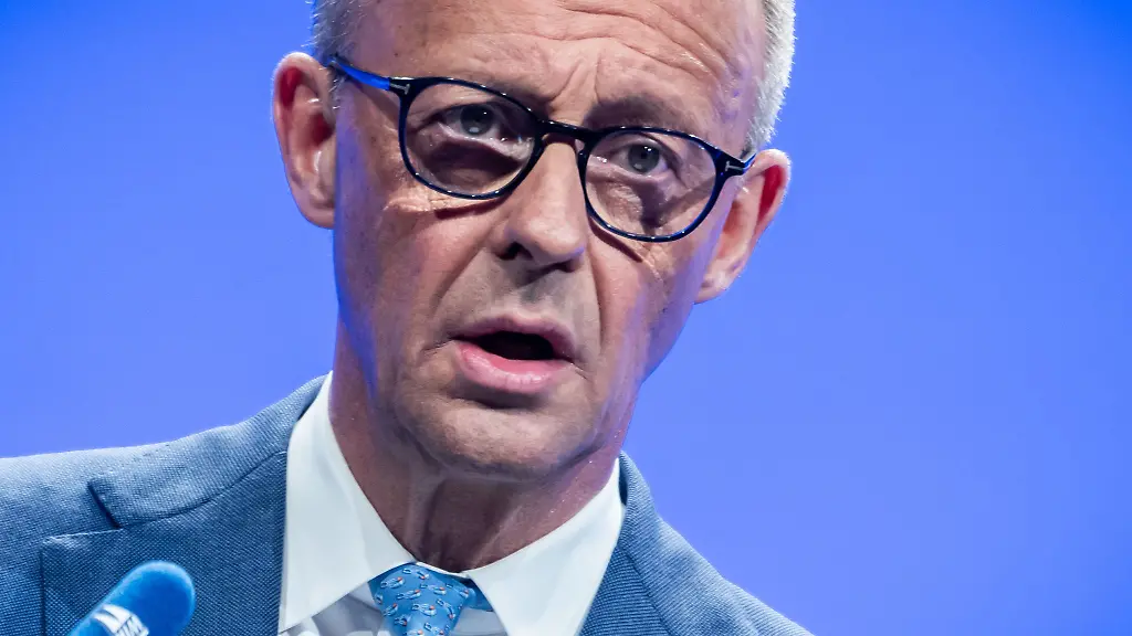 Der-Kanzler-bekennt-sich-am-Vorabend-des-Regierungs-Jahrestags-zur-Zusammenarbeit-mit-der-SPD