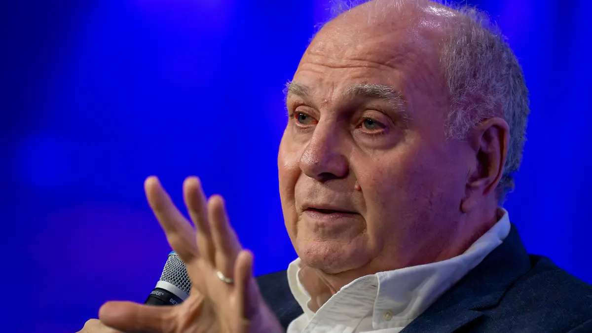ARCHIV-01-12-2025-Bayern-Muenchen-Uli-Hoeness-Ehrenpraesident-des-FC-Bayern-Muenchen-nimmt-am-Talk-Wie-bleibt-Fussball-Business-Koenig-auf-dem-Kongress-Sport-Marke-Medien-teil