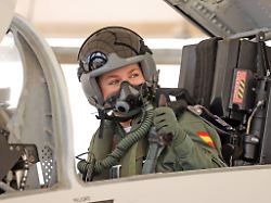 Thronfolgerin in voller Montur: Kronprinzessin Leonor nimmt im Kampfjet Platz