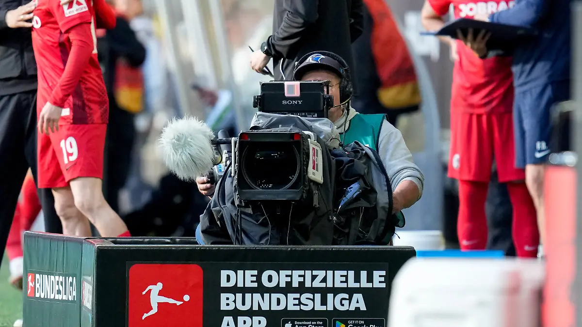Eine-TV-Kamera-waehrend-des-Spiels-der-Bundesliga-zwischen-Borussia-Dortmund-und-Sport-Club-Freiburg-Signal-Iduna-Park-am-26-April-2026-in-Dortmund-Deutschland-Foto-von-Alex-Gottschalk-DeFodi-Images-A-TV-camera-during-the-Bundesliga-match-between-Borussia-Dortmund-and-Sport-Club-Freiburg-at-Signal-Iduna-Park-on-April-26-2026-in-Dortmund-Germany-Photo-by-Alex-Gottschalk-DeFodi-Images-DFL-regulations-prohibit-any-use-of-photographs-as-image-sequences-and-or-quasi-video-Photo-by-Alex-Gottschalk-DeFodi-Images-DFL-regulations-prohibit-any-use-of-photographs-as-image-sequences-and-or-quasi-video