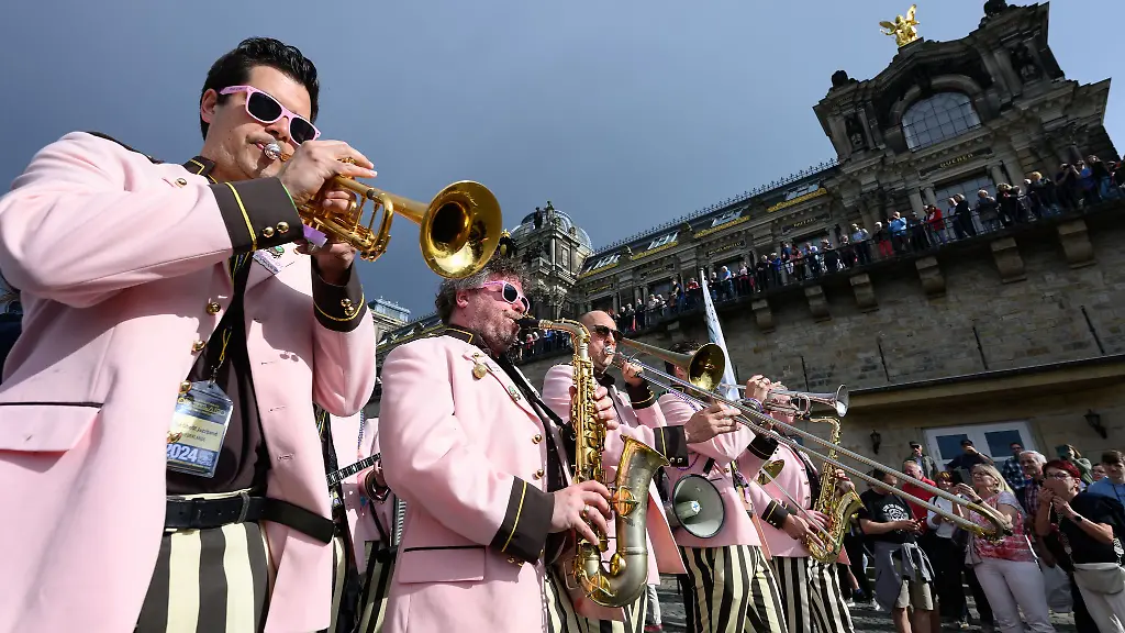 Wenige-Tage-vor-Beginn-des-Dixieland-Festivals-ziehen-die-Veranstalter-die-Reissleine-Wegen-zu-spaeter-Informationen-halten-sie-die-Umsetzung-der-Dixieland-Parade-fuer-nicht-mehr-verantwortbar