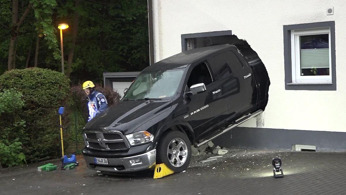 Pick-up rammt Hauswand und landet in der Küche