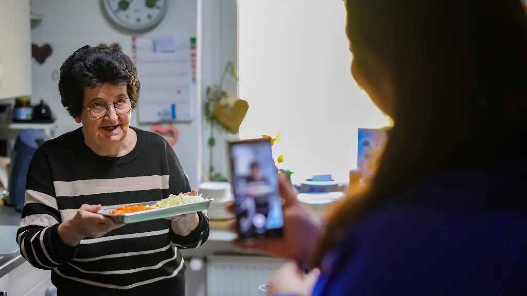 Vanessa-Schmidt-r-und-ihre-Grossmutter-drehen-in-der-Kueche-der-Seniorin-kleine-Koch-Videos-fuer-verschiedene-Social-Media-Plattformen-Vanessa-und-ihre-Grossmutter-sind-unter-dem-Namen-omaundvanessa-als-Influencer-auf-TikTok-Instagram-und-YouTube-mit-Kochvideos-aktiv