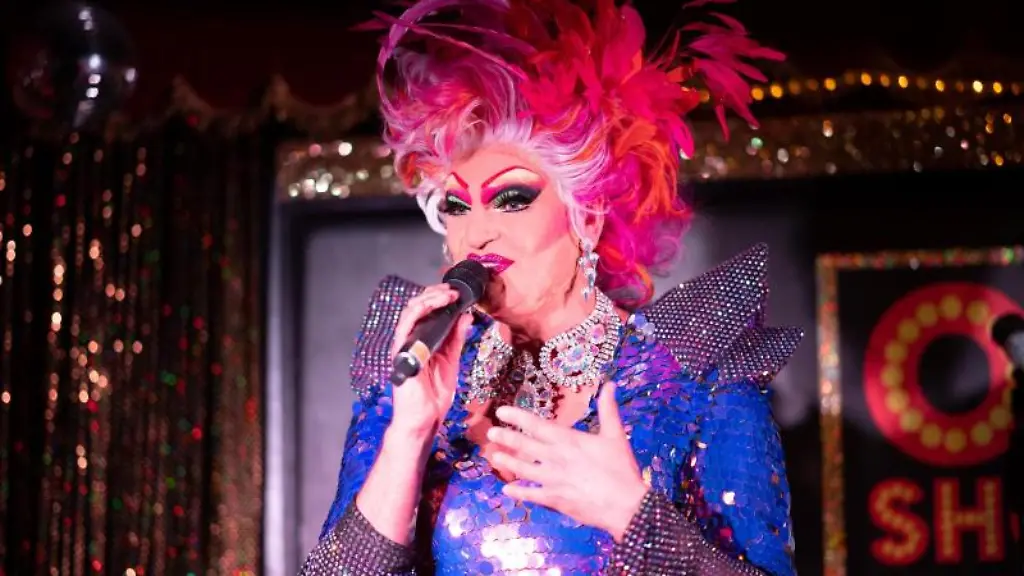 Dragqueen-Olivia-Jones-auf-der-Buehne-ihres-Clubs