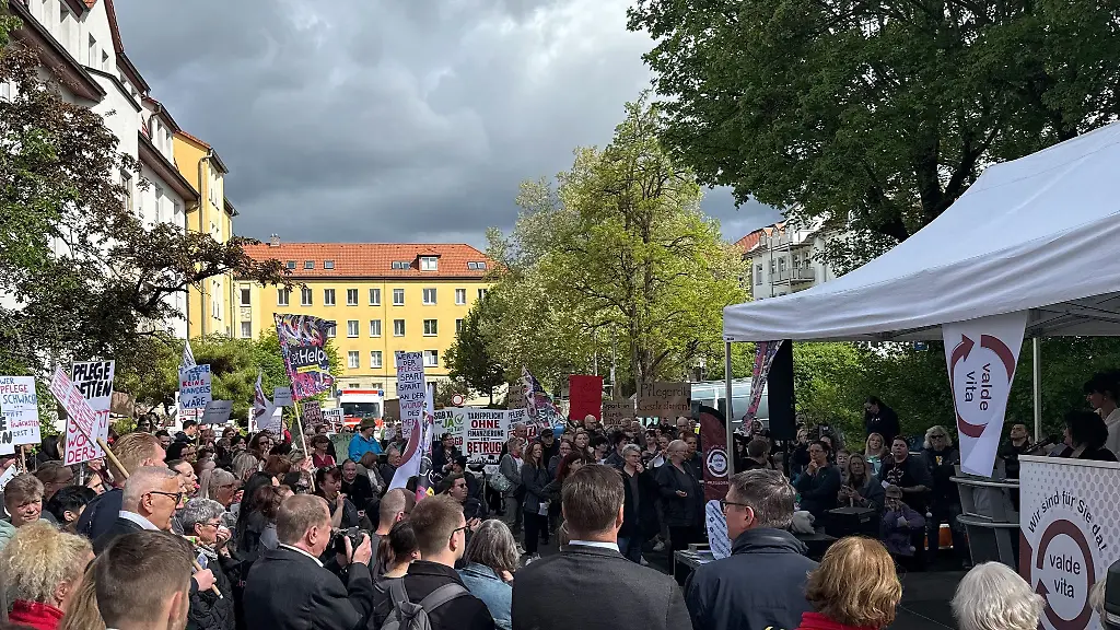 Vor-dem-Thueringer-Landtag-haben-Pflegekraefte-ihren-Unmut-gegen-Reformplaene-der-Bundesregierung-Ausdruck-verliehen