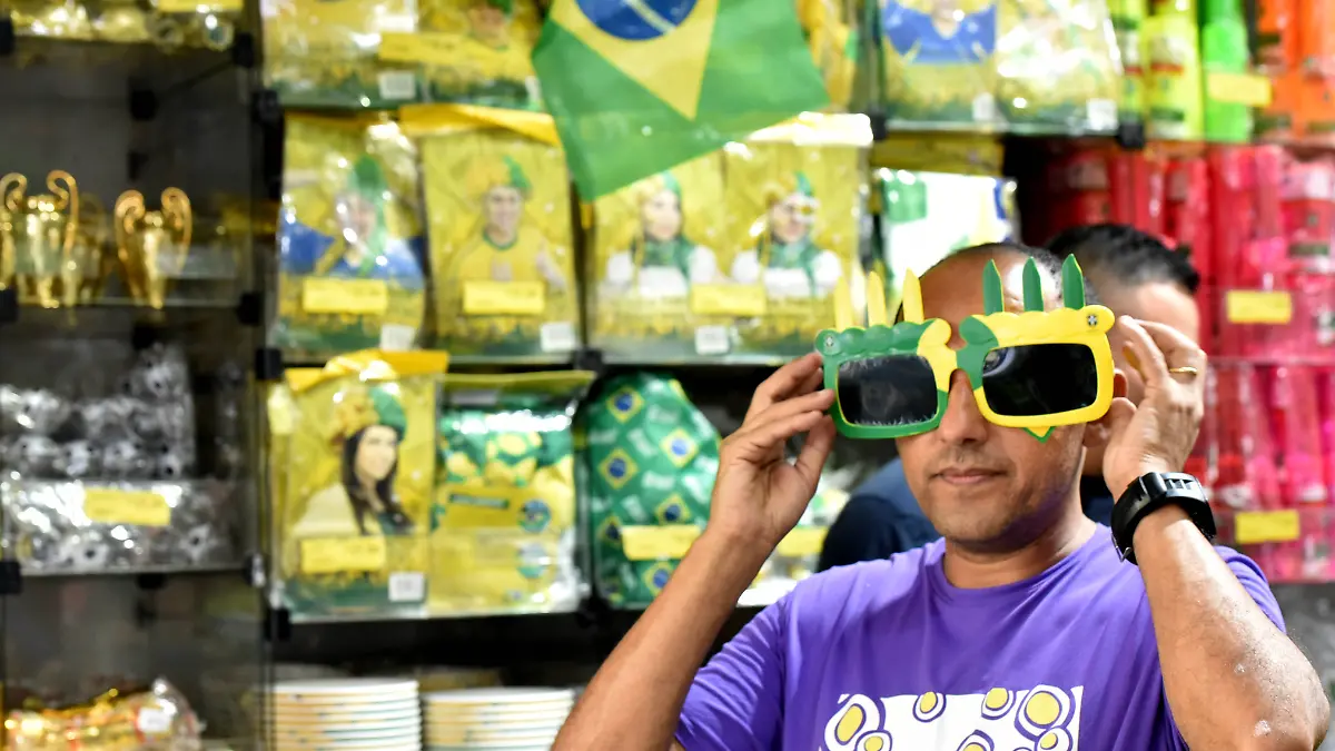 SAO-PAULO-BRAZIL-MAY-05-A-shopkeeper-shows-fans-sunglasses-at-a-shop-on-the-Rua-25-de-Marco-on-May-5-2026-in-Sao-Paulo-Brazil-With-about-one-month-to-go-until-the-start-of-the-2026-FIFA-World-Cup-multiple-wholesale-stores-on-the-Rua-25-de-Marco-have-stocked-up-on-match-watching-accessories-such-as-horns-wigs-and-capes