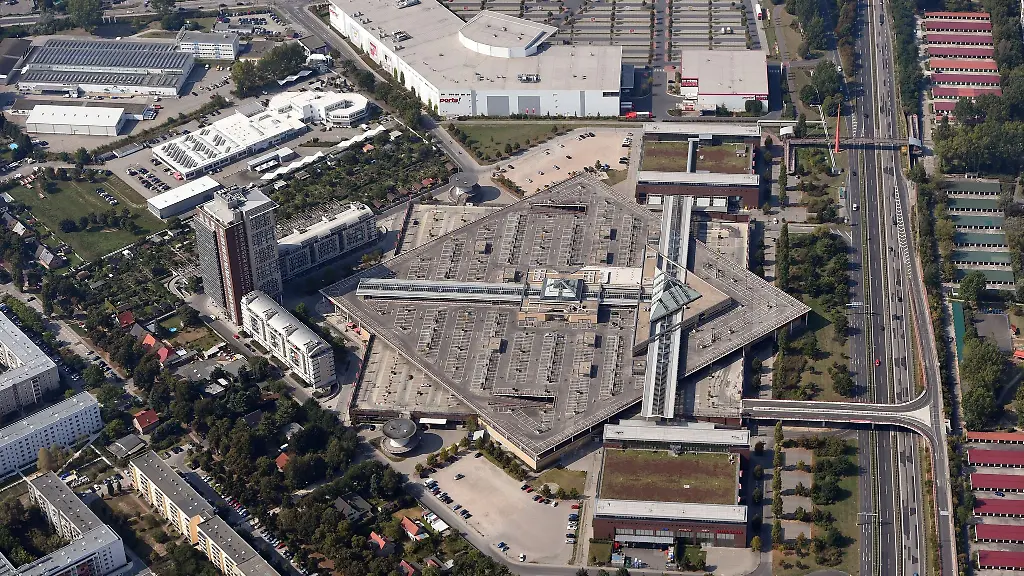 Berlin & Brandenburg: Feuer auf Dach von Möbelhaus in Potsdam gelöscht