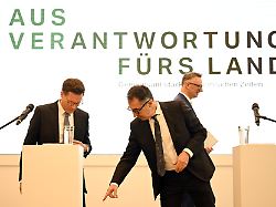 Cem Oezdemir R Buendnis 90 Die Gruenen Und Manuel Hagel CDU Nehmen In Der Sparkassenakademie Baden Wuerttemberg An Der Praesentation Des Koalitionsvertrags Von Gruenen Und CDU Teil