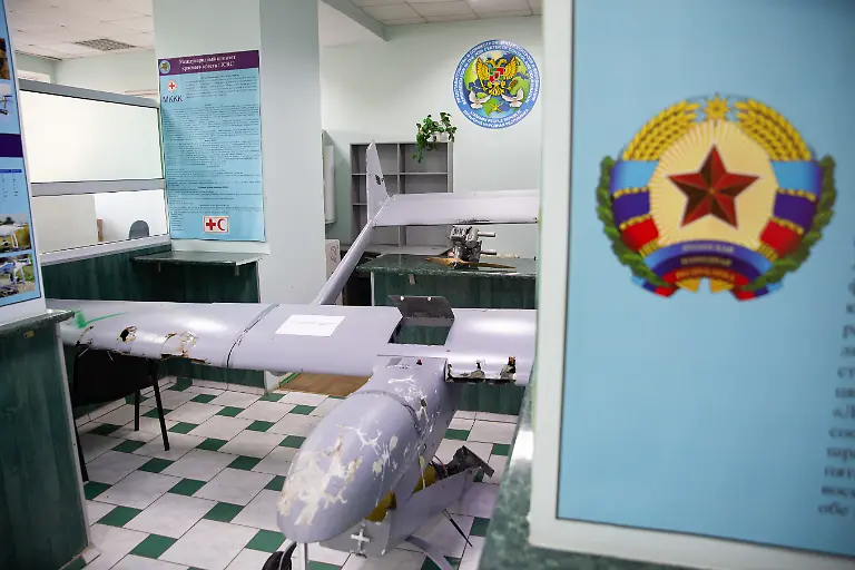DIESES-FOTO-WIRD-VON-DER-RUSSISCHEN-STAATSAGENTUR-TASS-ZUR-VERFUeGUNG-GESTELLT-RUSSIA-LUGANSK-JANUARY-20-2023-A-Mugin-5-Pro-UAV-platform-downed-in-the-Belovodsk-District-is-pictured-at-an-office-of-the-Lugansk-People-s-Republic-s-delegation-to-the-Joint-Center-for-Control-and-Coordination-JCCC-According-to-local-authorities-seven-Ukrainian-drones-attacked-the-Belovodsk-District-on-January-19-Two-drones-were-downed-four-fell-in-a-forest-The-engines-and-parts-of-the-unmanned-aerial-vehicles-were-produced-in-the-United-States