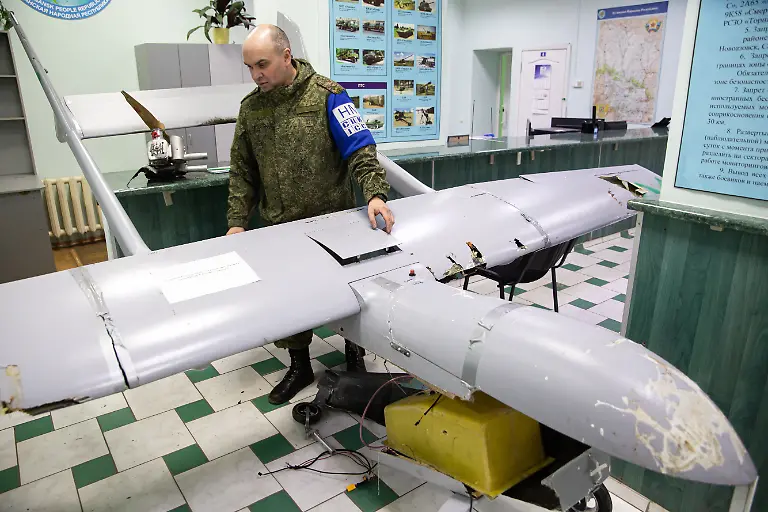 DIESES-FOTO-WIRD-VON-DER-RUSSISCHEN-STAATSAGENTUR-TASS-ZUR-VERFUeGUNG-GESTELLT-RUSSIA-LUGANSK-JANUARY-20-2023-A-Mugin-5-Pro-UAV-platform-downed-in-the-Belovodsk-District-is-pictured-at-an-office-of-the-Lugansk-People-s-Republic-s-delegation-to-the-Joint-Center-for-Control-and-Coordination-JCCC-According-to-local-authorities-seven-Ukrainian-drones-attacked-the-Belovodsk-District-on-January-19-Two-drones-were-downed-four-fell-in-a-forest-The-engines-and-parts-of-the-unmanned-aerial-vehicles-were-produced-in-the-United-States