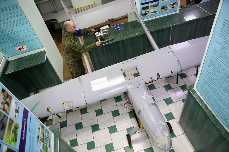 DIESES-FOTO-WIRD-VON-DER-RUSSISCHEN-STAATSAGENTUR-TASS-ZUR-VERFUeGUNG-GESTELLT-RUSSIA-LUGANSK-JANUARY-20-2023-A-Mugin-5-Pro-UAV-platform-downed-in-the-Belovodsk-District-is-pictured-at-an-office-of-the-Lugansk-People-s-Republic-s-delegation-to-the-Joint-Center-for-Control-and-Coordination-JCCC-According-to-local-authorities-seven-Ukrainian-drones-attacked-the-Belovodsk-District-on-January-19-Two-drones-were-downed-four-fell-in-a-forest-The-engines-and-parts-of-the-unmanned-aerial-vehicles-were-produced-in-the-United-States