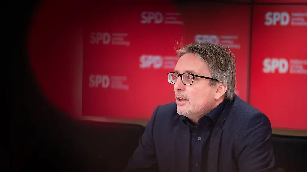 Brandenburgs-SPD-Landtagsfraktionschef-Bjoern-Luettmann-ist-in-seinem-Amt-bestaetigt-worden-allerdings-mit-weniger-Stimmen