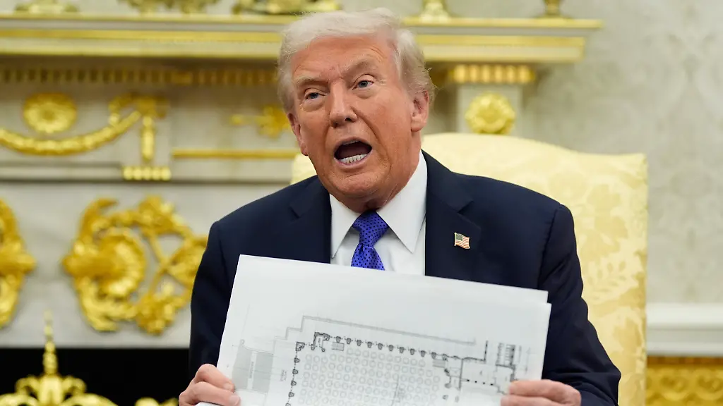US-Praesident-Donald-Trump-haelt-einen-Sitzplan-des-neuen-Ballsaals-im-Weissen-Haus-in-der-Hand