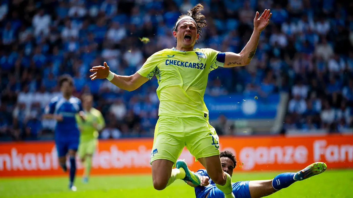 Fussball-Maenner-2-Bundesliga-1-FC-Magdeburg-Hertha-BSC-32-Spieltag-Avnet-Arena-Fabian-Reese-r-Hertha-BSC-im-Zweikampf-mit-Herbert-Bockhorn-1-FC-Magdeburg