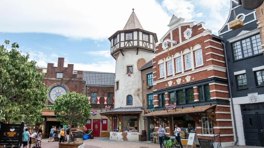 Besucher-des-Europa-Parks-stehen-im-hollaendischen-Themenbereich-des-Parks