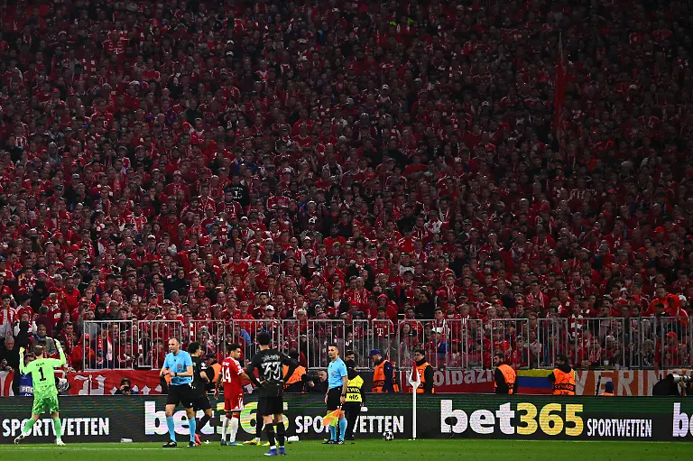 Fussball-Maenner-Champions-League-Bayern-Muenchen-Paris-Saint-Germain-K-o-Runde-Halbfinale-Rueckspiele-Allianz-Arena-Torwart-Manuel-Neuer-l-Bayern-Muenchen-versucht-die-Fans-von-Muenchen-zu-beruhigen