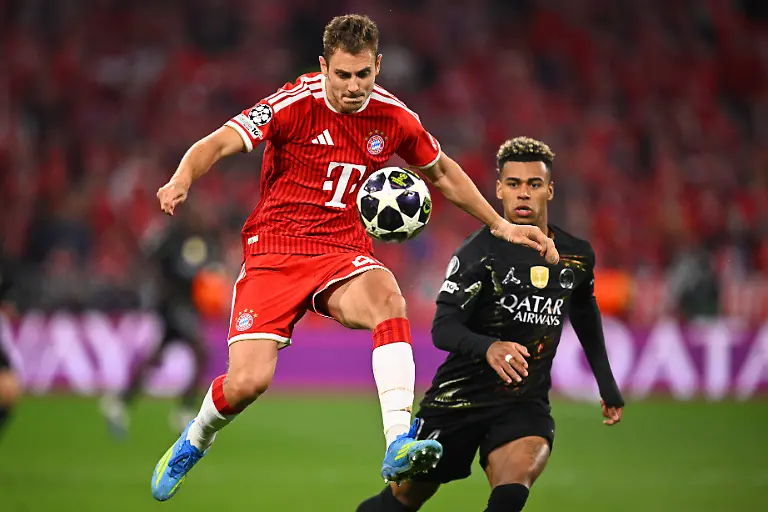Fussball-Maenner-Champions-League-Bayern-Muenchen-Paris-Saint-Germain-K-o-Runde-Halbfinale-Rueckspiele-Allianz-Arena-Josip-Stanisic-Bayern-Muenchen-und-Desire-Doue-r-Paris-Saint-Germain-kaempfen-um-den-Ball