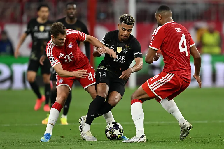 Fussball-Maenner-Champions-League-Bayern-Muenchen-Paris-Saint-Germain-K-o-Runde-Halbfinale-Rueckspiele-Allianz-Arena-Josip-Stanisic-l-Bayern-Muenchen-und-Jonathan-Tah-Bayern-Muenchen-in-Aktion-gegen-Desire-Doue-Paris-Saint-Germain