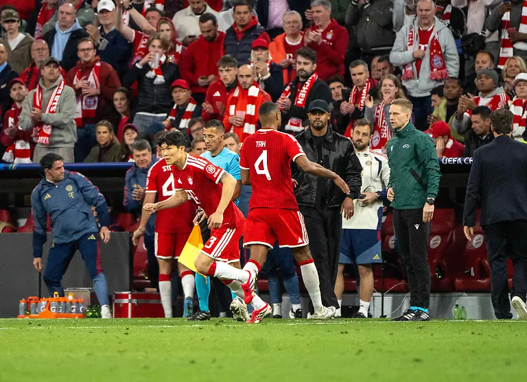 Fussball-Herren-Saison-2025-2026-Champions-League-Halbfinale-Rueckspiel-FC-Bayern-Muenchen-Paris-St-Germain-v-l-Josip-Stanisic-Bayern-Muenchen-Min-jae-Kim-Bayern-Muenchen-Jonathan-Tah-Bayern-Muenchen-Trainer-Vincent-Kompany-Bayern-Muenchen-06-05