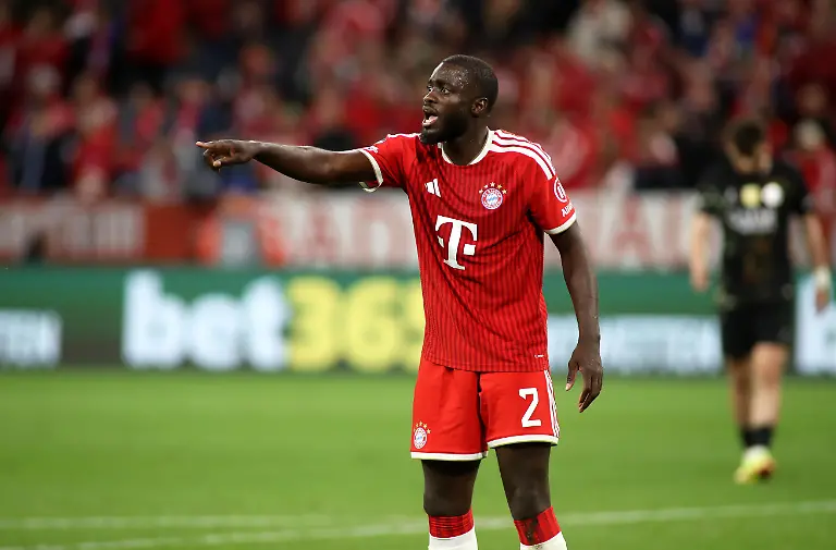 Fussball-Herren-Champions-League-Saison-2025-2026-FC-FC-Bayern-Munich-Paris-Saint-Germain-Halbfinale-Rueckspiel-Allianz-Arena-Dayot-Upamecano-FC-FC-Bayern-Munich-hebt-den-rechten-Arm-zeigen-deuten