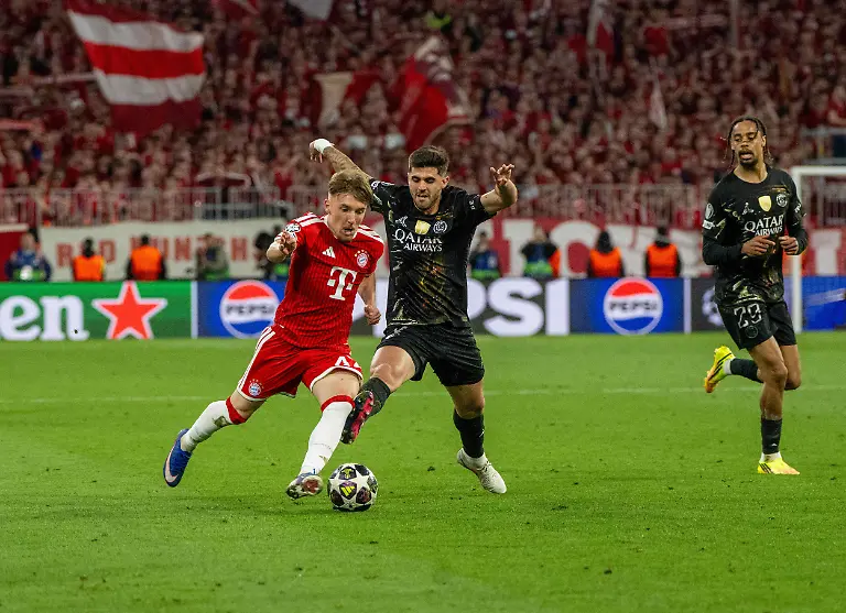 Fussball-Herren-Saison-2025-2026-Champions-League-Halbfinale-Rueckspiel-FC-Bayern-Muenchen-Paris-St-Germain-v-l-Lennart-Karl-Bayern-Muenchen-Lucas-Beraldo-PSG-Bradley-Barcola-PSG-06-05