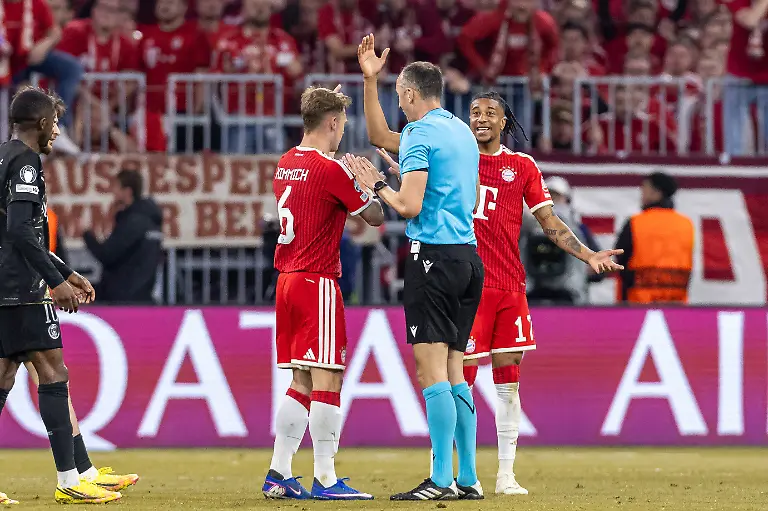 Joshua-Kimmich-FC-Bayern-Muenchen-Schiedsrichter-Joao-Pinheiro-und-Michael-Olise-FC-Bayern-Muenchen-discusses-during-the-UEFA-Champions-League-2025-26-Semi-Final-Second-Leg-match-between-FC-Bayern-Muenchen-and-Paris-Saint-Germain-at-Football-Arena-Munich-on-May-6-2026-in-Munich-Germany