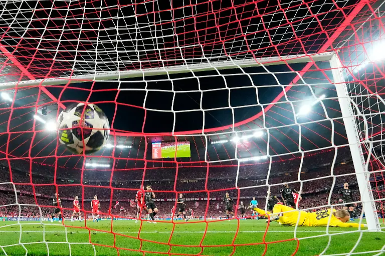 Fussball-Maenner-Champions-League-Bayern-Muenchen-Paris-Saint-Germain-K-o-Runde-Halbfinale-Rueckspiele-Allianz-Arena-PSGs-Torhueter-Matvey-Safonov-kann-einen-Treffer-von-Bayerns-Harry-Kane-waehrend-des-Halbfinal-Rueckspiels-der-Champions-League-zwischen-Bayern-Muenchen-und-Paris-Saint-Germain-nicht-verhindern