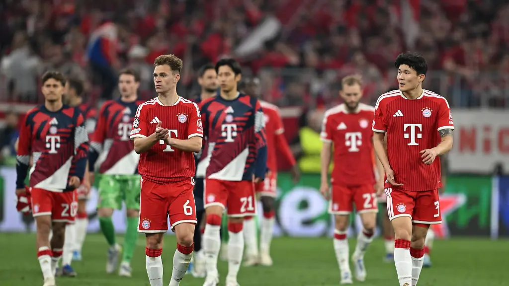 Bayern-Profis-nach-dem-1-1-gegen-Paris