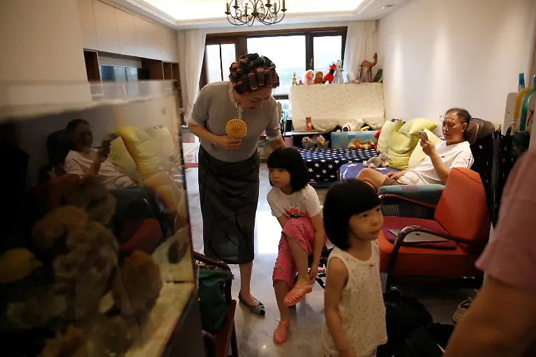 2020-08-13T094736Z-1116451000-RC2XCI9ZGJSP-RTRMADP-3-HEALTH-CORONAVIRUS-CHINA-FASHION-GRANNIES