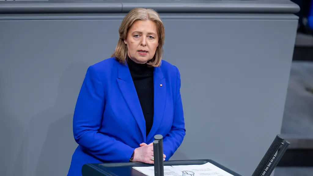 Baerbel-Bas-SPD-Bundesministerin-fuer-Arbeit-und-Soziales-spricht-in-der-Debatte-im-Plenarsaal-im-Bundestag