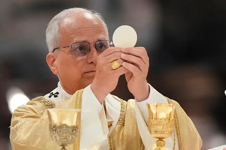 Papst-Leo-XIV-steht-der-Weihe-von-vier-Weihbischoefen-von-Rom-in-der-Lateranbasilika-vor