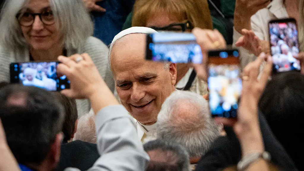 Pope-Leo-XIV-meets-Catholic-religion-teachers-during-an-audience-in-Paul-VI-Audience-Hall-in-Vatican-City-Vatican-on-25-April-2026
