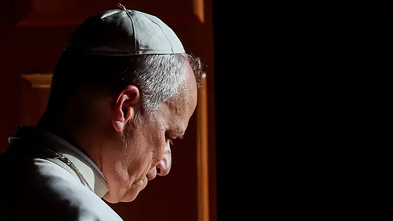 Papst-Leo-XIV-betet-in-der-Kirche-Unserer-Lieben-Frau-von-Muxima-am-siebten-Tag-einer-11-taegigen-apostolischen-Reise-nach-Afrika