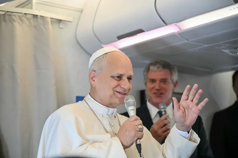 Papst-Leo-XIV-spricht-zu-Journalisten-an-Bord-des-paepstlichen-Fluges-von-Angola-nach-Malabo-Aequatorialguinea-am-neunten-Tag-seiner-11-taegigen-apostolischen-Reise-nach-Afrika